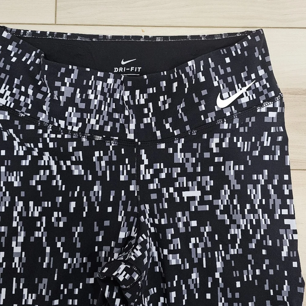 NEW Nike Legendary Tight Leggings digital Camo Speckled